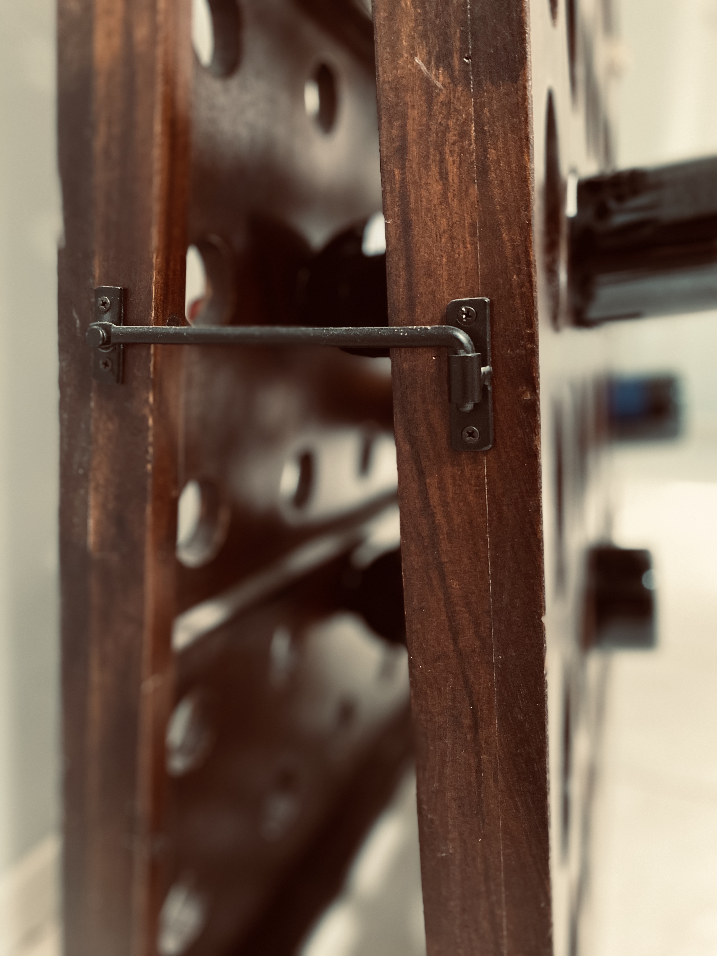 The side view of a wine rack